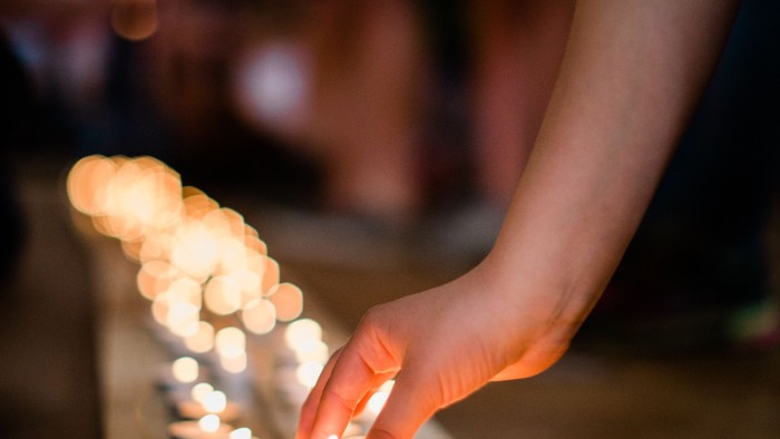 Bank mit Teelichtern