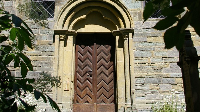 Es ist das Südportal der Weslarner Kirche zu sehen.