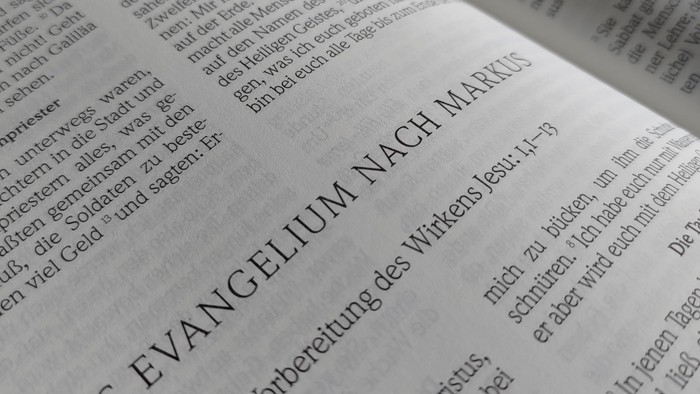Offene Bibelseite mit Text in deutscher Sprache