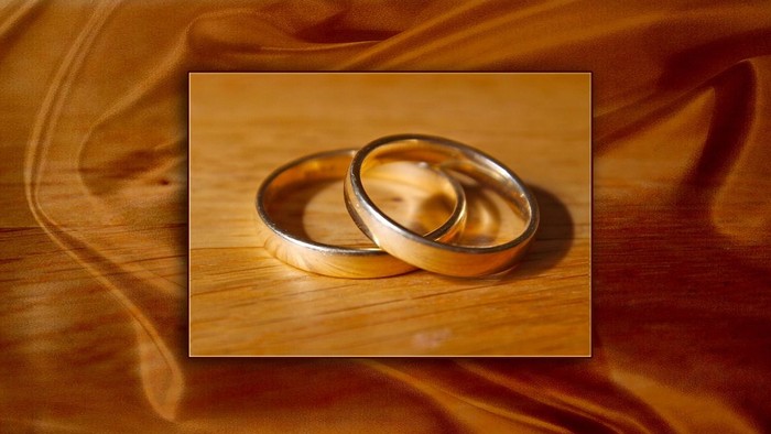 Zwei goldene Ringe auf seidigem Stoff