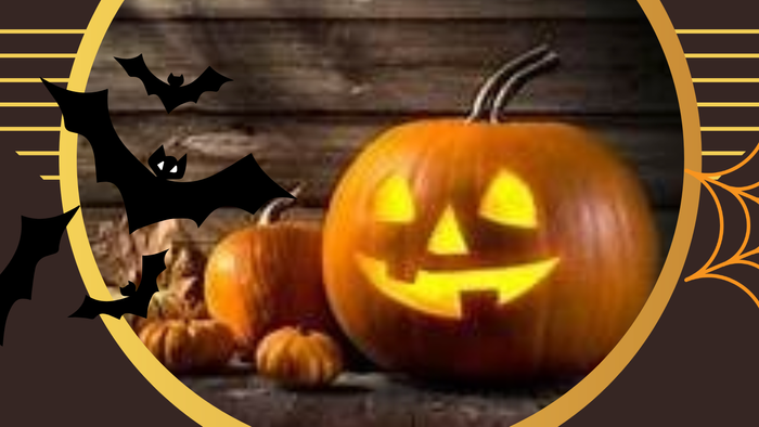Billedet viser en halloween-inspireret dekoration med en udhugget pumpa og flue.