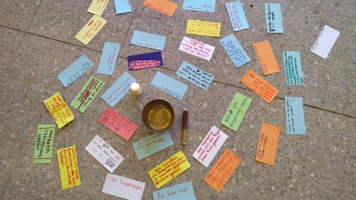 Zettel auf dem Boden