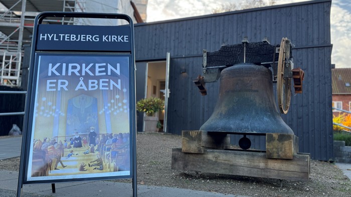 Hyltebjerg Kirkesal med klokke foran