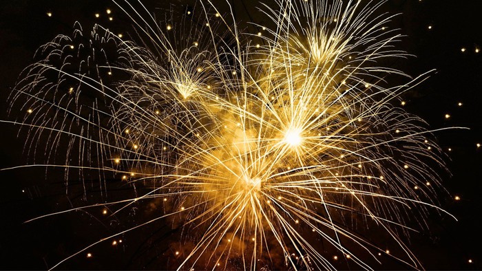 Farverige fyrværkeri i mørket