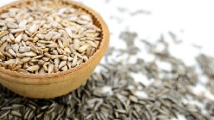 Schale mit Sonnenblumenkernen