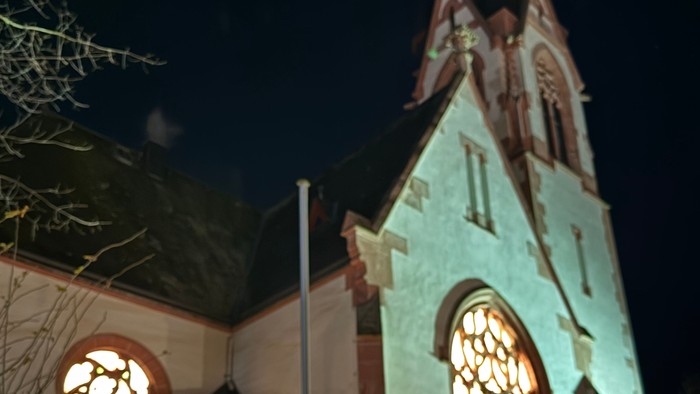 Kirchengebäude bei Nacht, beleuchtet