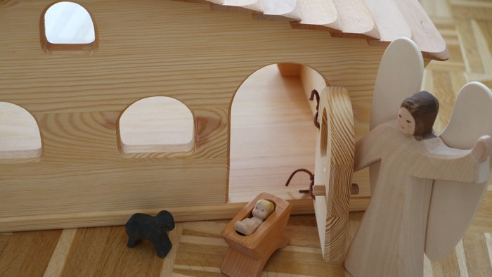 Holzspielzeugszene mit Engel und Haus