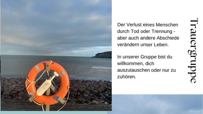 Das Bild zeigt verschiedene Szenen: einen Rettungsring am Strand, eine friedliche Meereslandschaft, eine Innenraumansicht mit Kerzen und eine Veranstaltungseinladung.