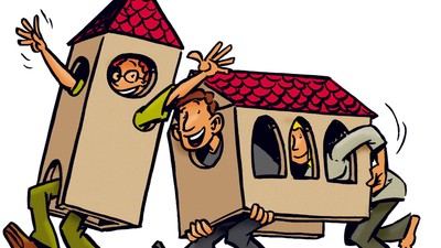 Zwei Männer tragen ein Haus, das wie eine Schachtel aussieht.