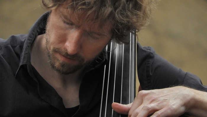 Mann, der Kontrabass spielt.