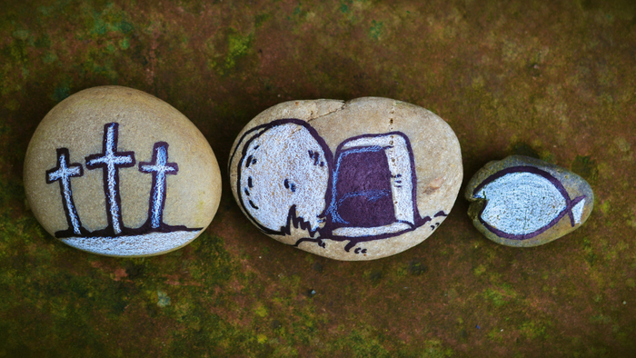 Ökumenischer Oster-Gottesdienstplan mit bemalten Steinen und Kirchenstandorten in Herborn.
