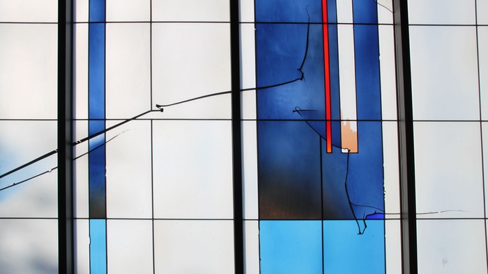 Farbenfrohes Fenster mit abstrakten Linien und Formen