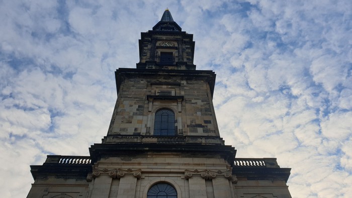 Tårn på kirke mod himmel med skyer