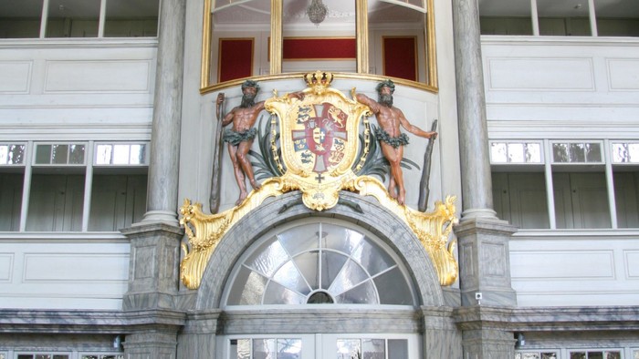 Det er et præget indgangsportal til et historisk eller offentligt bygning.