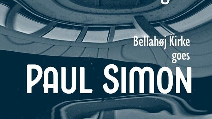 Albumomslag med Paul Simon, der optræder i Bellahøj Kirke med en futuristisk arkitekturbaggrund.