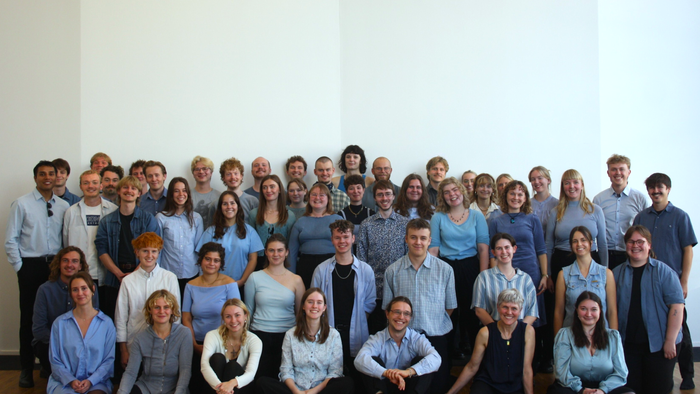 En stor gruppe af unge samlet til et fællesskud.