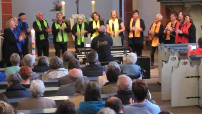 Ein Chor singt vor einem Publikum