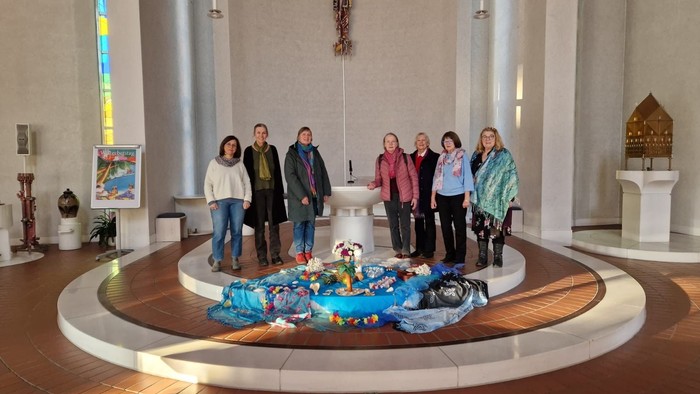 7 Frauen im geschmückten Altarraum der katholischen St. Elisabeth Kirche in Offenbach