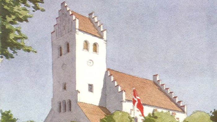 Hvid kirke med klokketårn og rødt flag på en grøn plads