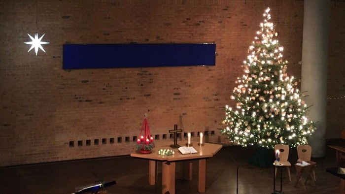 Weihnachtsbaum und Dekorationen in einem Raum mit Ziegelwänden