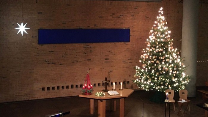 Weihnachtsbaum und Dekorationen in einem Raum mit Ziegelwänden