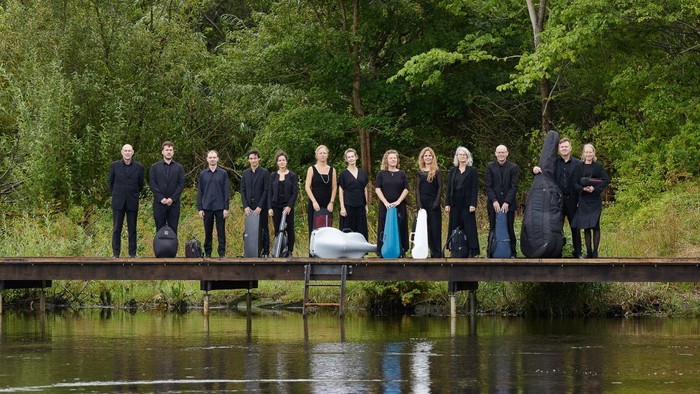 Gruppe af mennesker, der poser på en bro over vand.