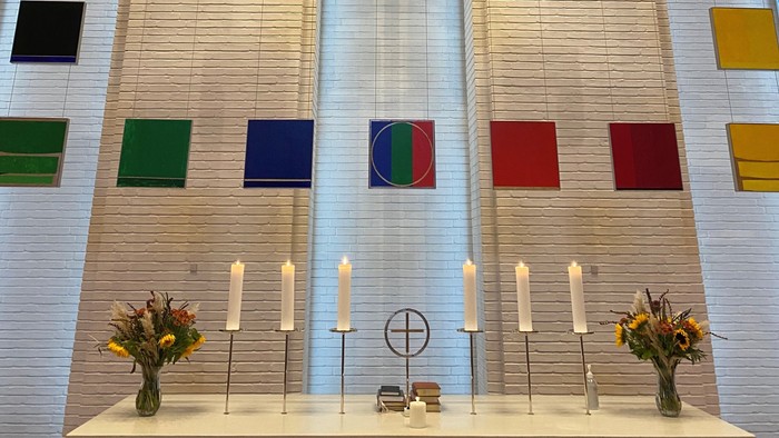 Alter med farverige glasvinduer og blomsterstammer