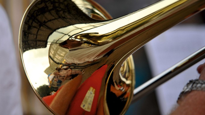 Ein goldenes Musikinstrument wird von einer Person gehalten