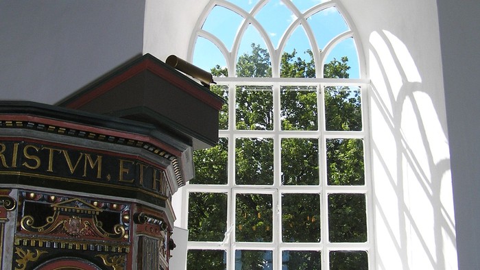 Et billede af et vindueskarm med solskinnets skygge.