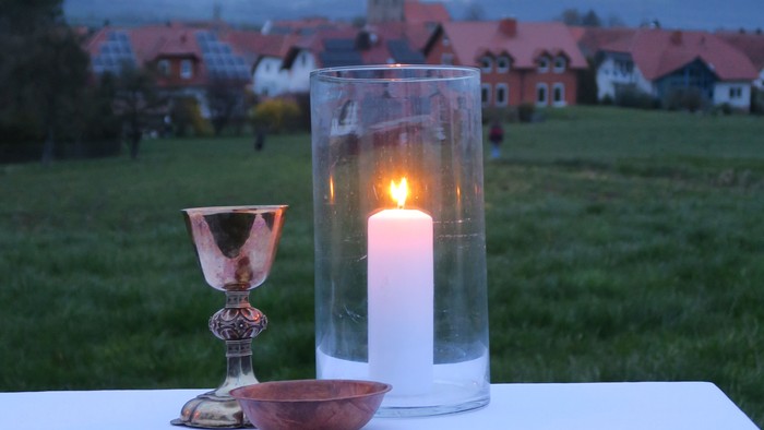 Kerze im Glas auf dem Tisch, Weinglas, Schale, Stadt, Abenddämmerung