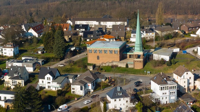 Ein Dorf mit Kirche und umliegenden Häusern