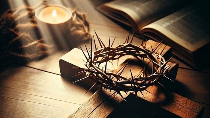 Symbolbild zur Passionszeit: brennende Kerze, Dornenkrone, Holzkreuz und aufgeschlagene Bibel auf einem Holztisch, warmes Licht fällt von oben ein.