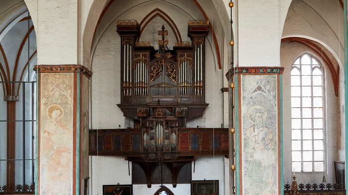 Innenraum einer Kirche mit Orgel und Altären