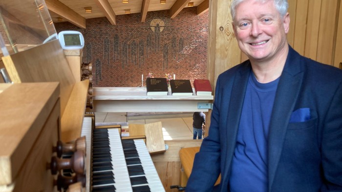 Mand ved orgel i kirke