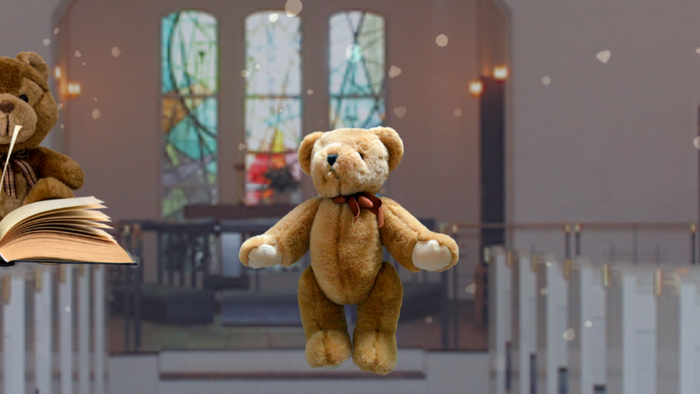 To teddybærer på alteret i en kirke
