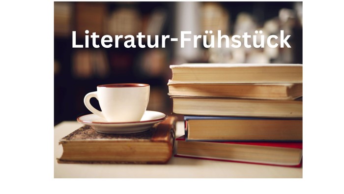 Ein Stapel Bücher mit einer Tasse Kaffee darauf, im Hintergrund Bücherregale