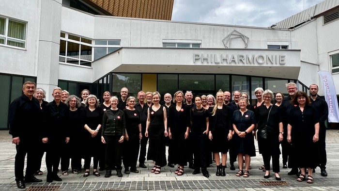 Koret foran koncertbygning.