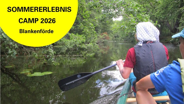 Zwei Personen, die auf einem Fluss Kanu fahren, umgeben von üppigem Grün.