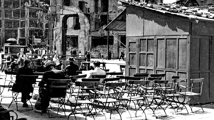 Altstadtcafé mit vielen Gästen und alten Gebäuden