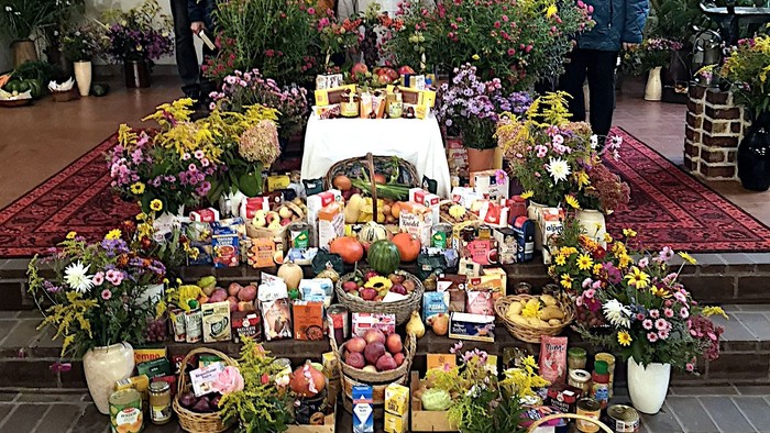 Erntegaben vor dem Ludwigsfelder Altar