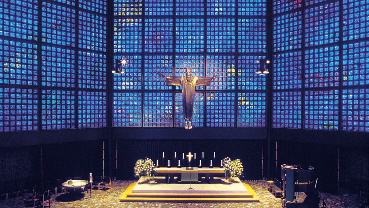 KWGK_G_ Kirchenraum mit Blick auf Altarbereich und Christus, 1963.jpg