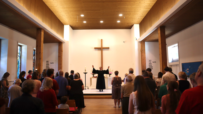 Gottesdienst in einer modernen Kirche mit vielen Gläubigen