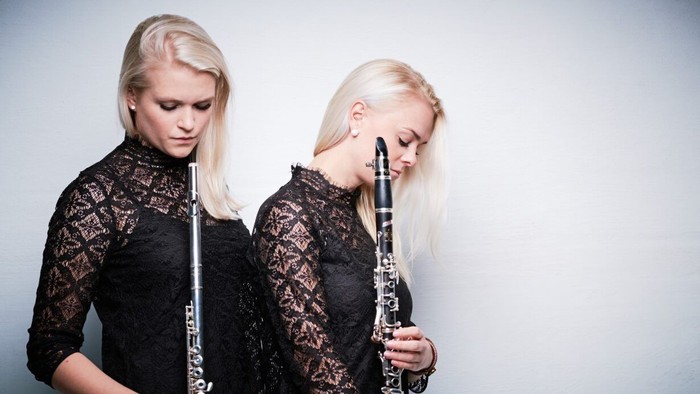To kvinder i svart tøj spiller på musikinstrumenter