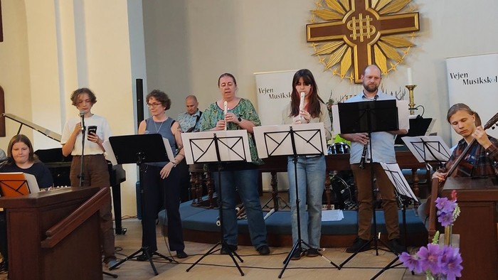 En kirkegruppe spiller musik i kirke.