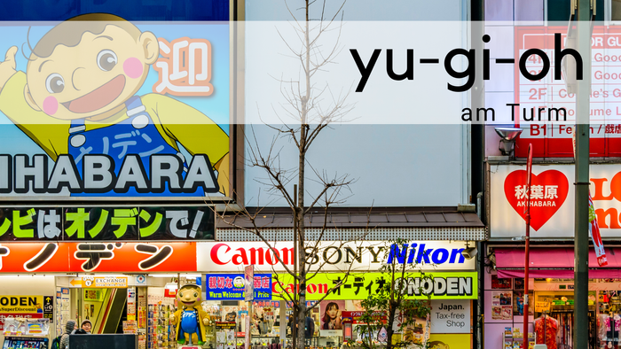 Stadt in Asien, leuchtende Werbeschilder an Einkaufsläden