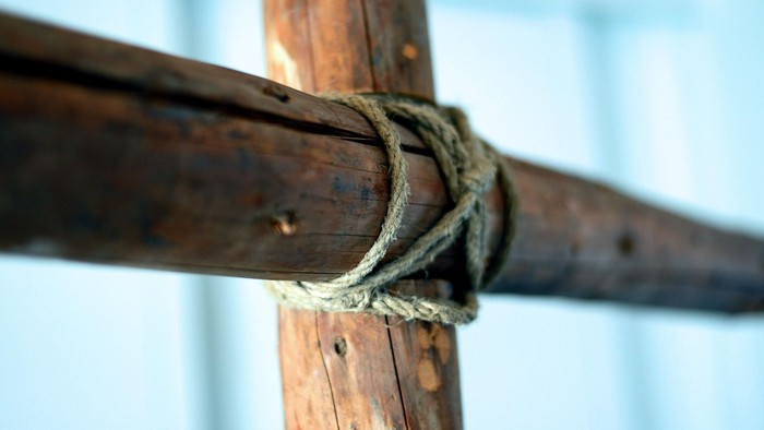 Ein Seil ist um zwei Holzbalken gebunden