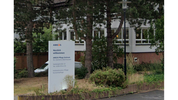 Das Schild vor einem Gebäude mit der Aufschrift 