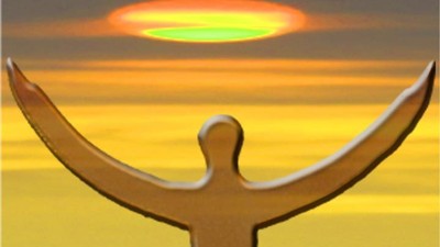 Eine Silhouette einer Figur mit erhobenen Armen vor einem leuchtenden Sonnenuntergangshintergrund.