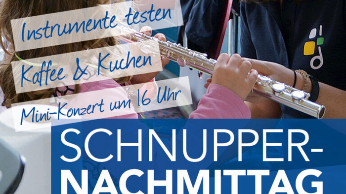 Ein Frau spielt Flöte vor Kindern, umwerben sie für den Schnupper-Nachmittag der Jugend Orchester Hailer