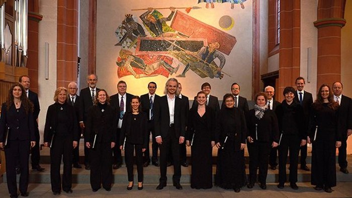 Ein Gruppe von Menschen posiert in einer Kirche